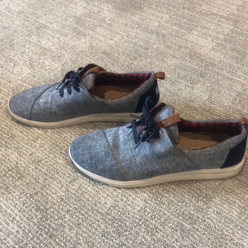 Tom’s Women’s Size 12 lace up sneaker